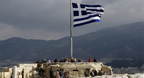 Polls show voters split as Greek referendum looms